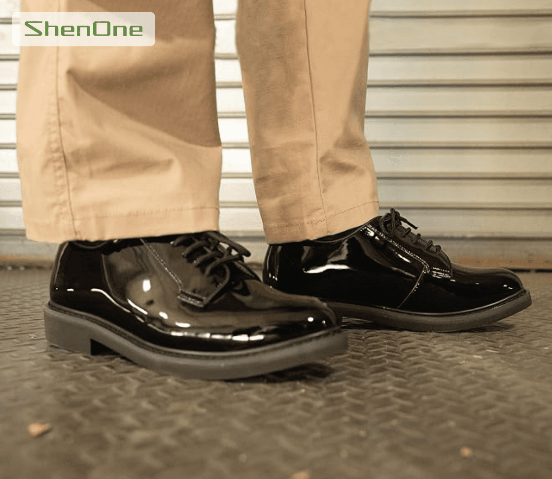 Schuhe für die Hoteluniform